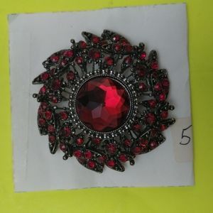 VINTAGE RED GLASS COSTUME BROOCH